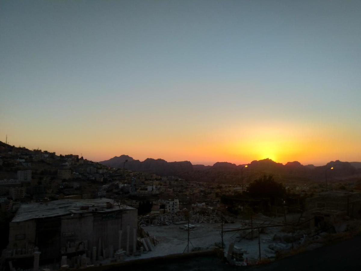 Petra Guests Hotel วาดี มูซา ภายนอก รูปภาพ